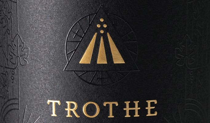 Close picture of the Trothe logo on the bottle label